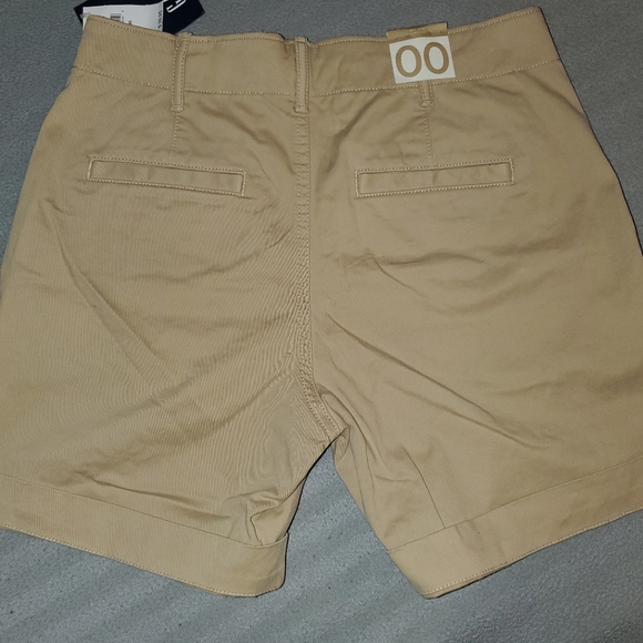 Gap 5" Shorts - Picture 2 of 3